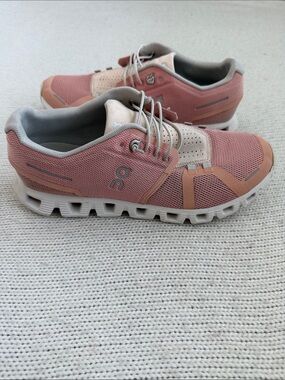 On Cloud 5 Running Shoes in Rose/Shell Colorway Size 8.5